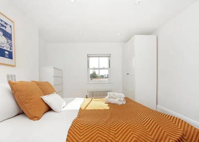 Bright, Stylish & Cosy 3-Bed Flat Near Mile End