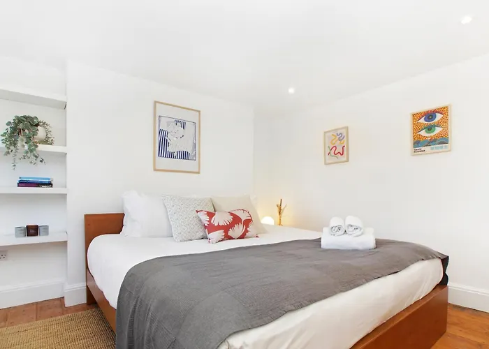 Bright, Stylish & Cosy 3-Bed Flat Near Mile End